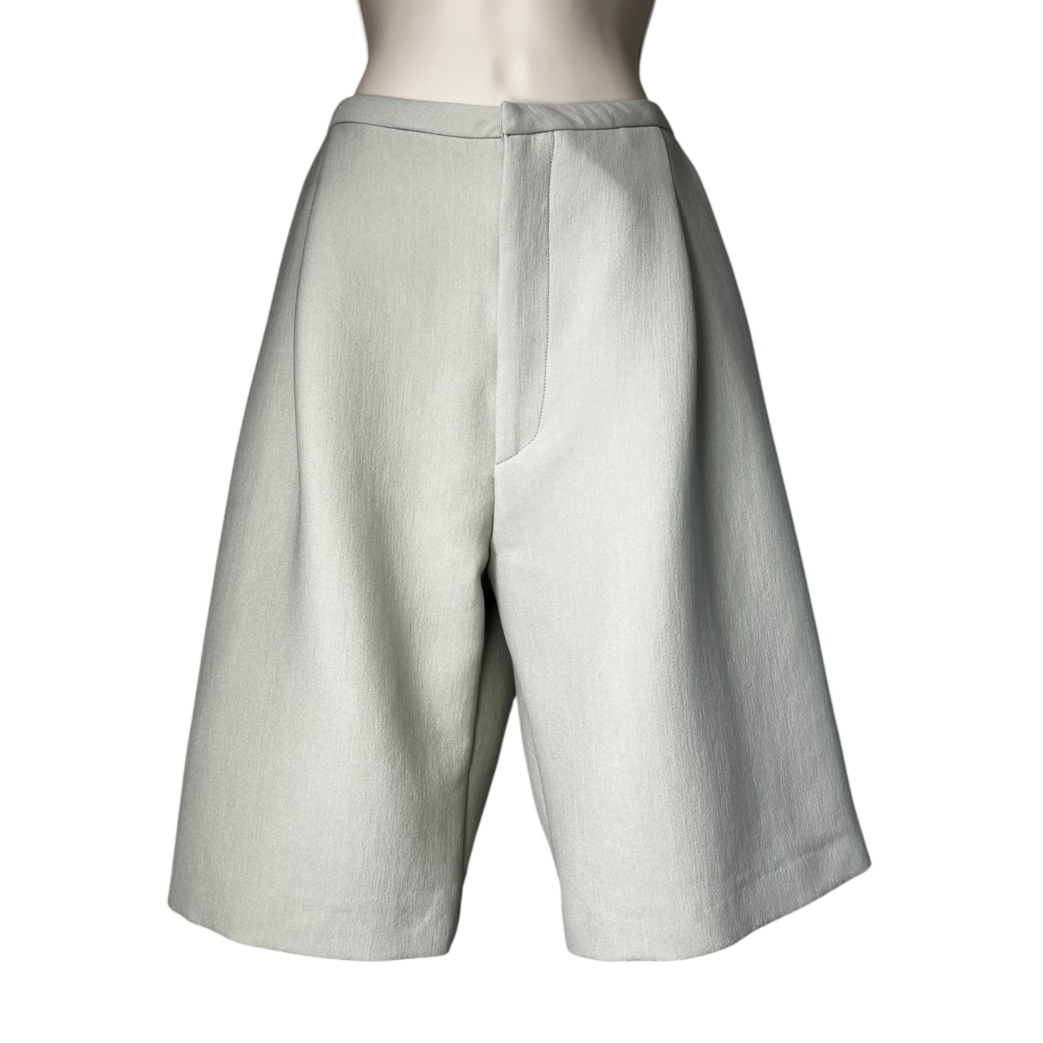 Totême Twill Pleated Bermuda Shorts – Tailored Fit, Neutral, Size M – pre-loved